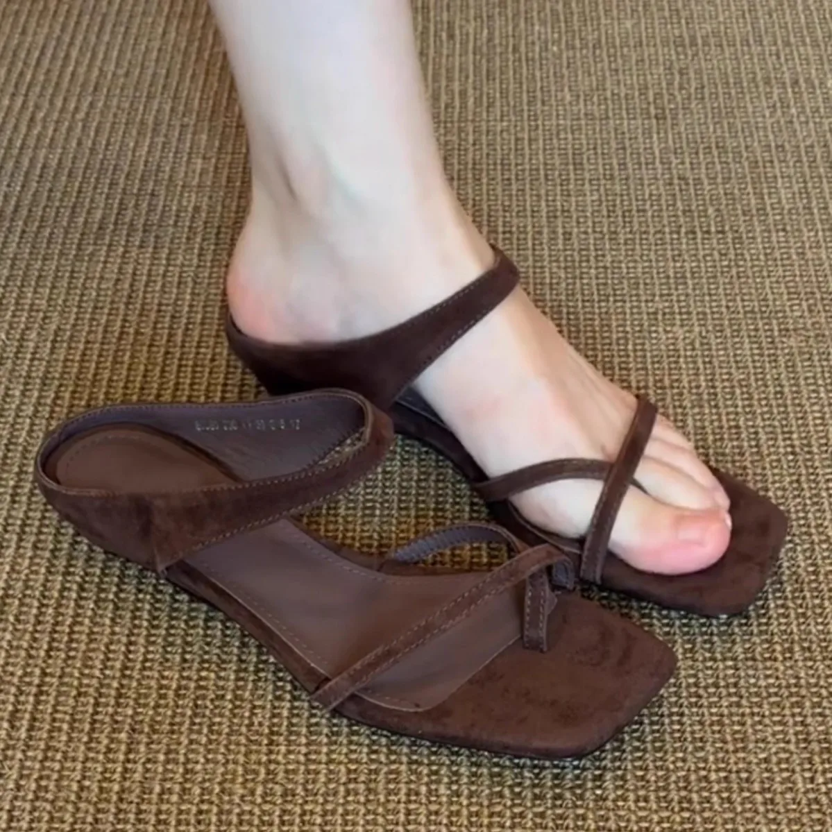 2026 Summer Women's Vintage Toe Loop Wedge Heel Sandals Casual Single Strap Roman Slide Sandals
2026 Summer Women's Vintage Toe Loop Wedge Heel Sandals Casual Single Strap Roman Slide Sandals