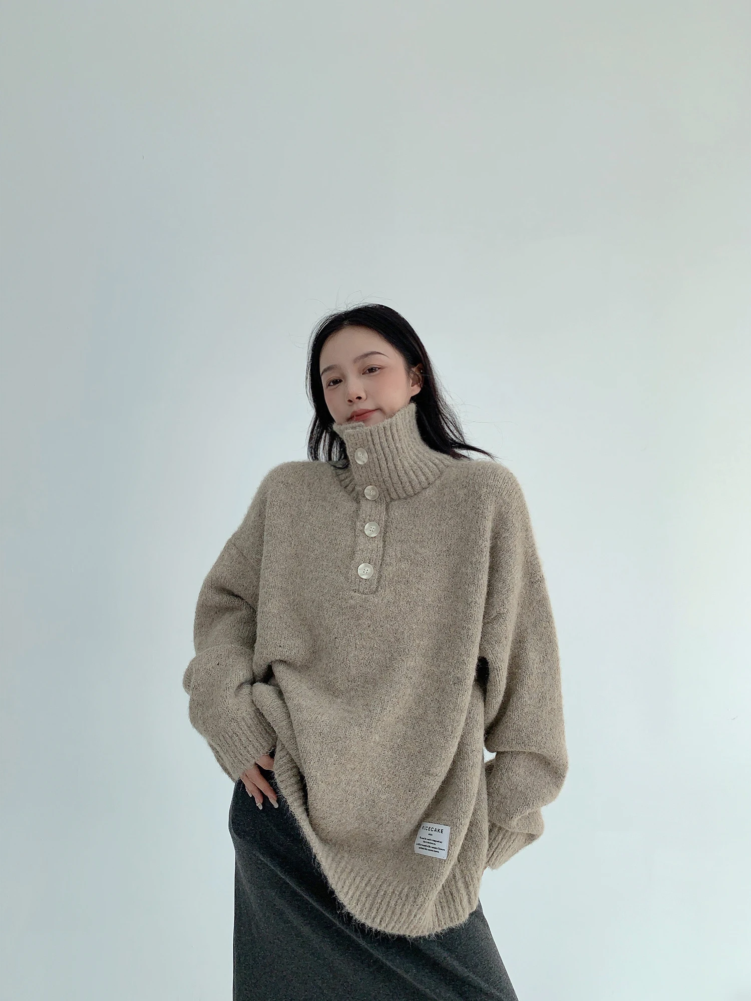 Вязаный свитер Oisis с высоким воротником, женский, драпированный, в корейском стиле, свободный крой, модный, осенне-зимний, трендовый
Вязаный свитер Oisis с высоким воротником, женский, драпированный, в корейском стиле, свободный крой, модный, осенне-зимний, трендовый