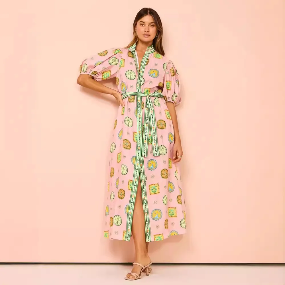 Женское винтажное длинное платье трапециевидной формы с воротником-стойкой и поясом 
Женское винтажное длинное платье трапециевидной формы с воротником-стойкой и поясом