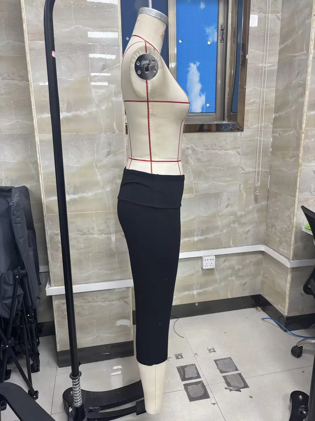 Women’s Low Rise Capri Pants Fold Over Waistband Solid Color Slim Fit Cropped Pants Trousers
Women’s Low Rise Capri Pants Fold Over Waistband Solid Color Slim Fit Cropped Pants Trousers