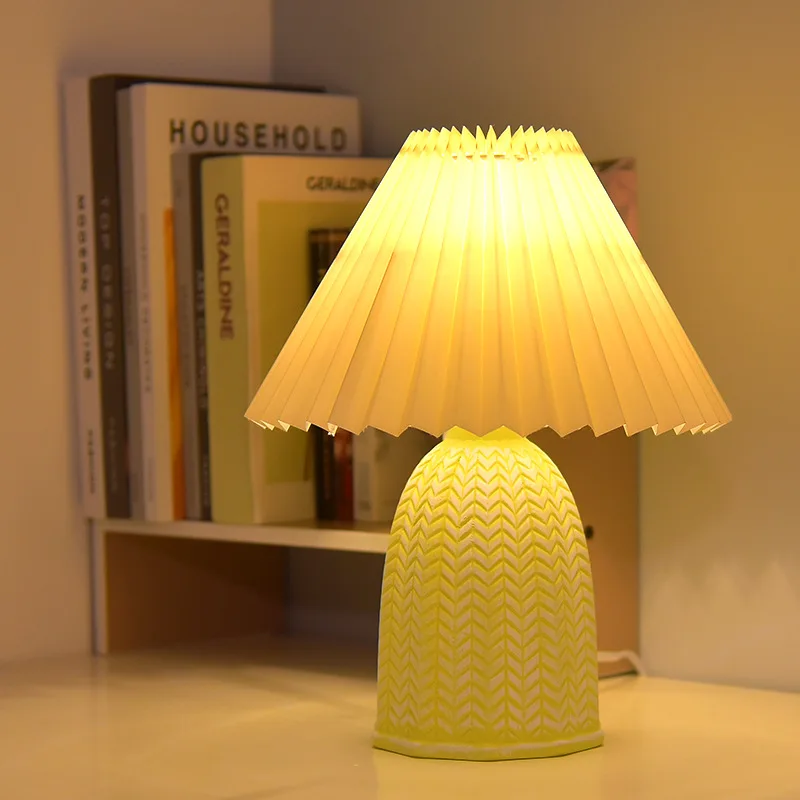 Modern Pleated Table Lamp for Bedroom Bedside Pleats Fabric Ceramics Desk Lamps Night Light Indoor Lighting Living Room Decor
Modern Pleated Table Lamp for Bedroom Bedside Pleats Fabric Ceramics Desk Lamps Night Light Indoor Lighting Living Room Decor