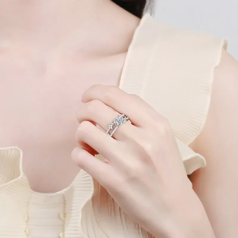 Fashion Sparkling Platinum Pt950 Light Rings, Luxury Princess Square 1 Carat Moissanite Diamond Ring for Women Fine Jewelry
Fashion Sparkling Platinum Pt950 Light Rings, Luxury Princess Square 1 Carat Moissanite Diamond Ring for Women Fine Jewelry