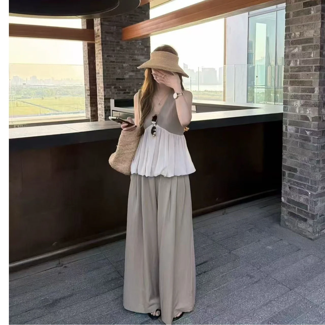 2026 New Fashionable Korean Style V-Neck Splice Sleeveless Top And Wide Leg Pants Set Elastic Waist Design Breathable Ladies ...
2026 New Fashionable Korean Style V-Neck Splice Sleeveless Top And Wide Leg Pants Set Elastic Waist Design Breathable Ladies ...