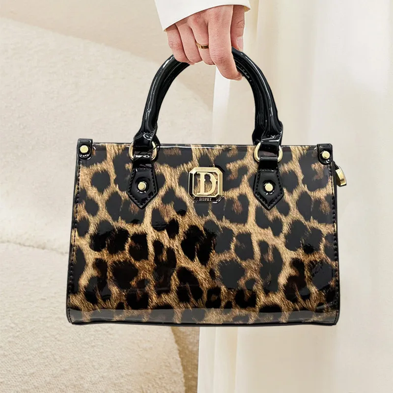 Ladies' fashionable and personalized leopard print tote bag with large capacity, bright and elegant shoulder bag
Ladies' fashionable and personalized leopard print tote bag with large capacity, bright and elegant shoulder bag