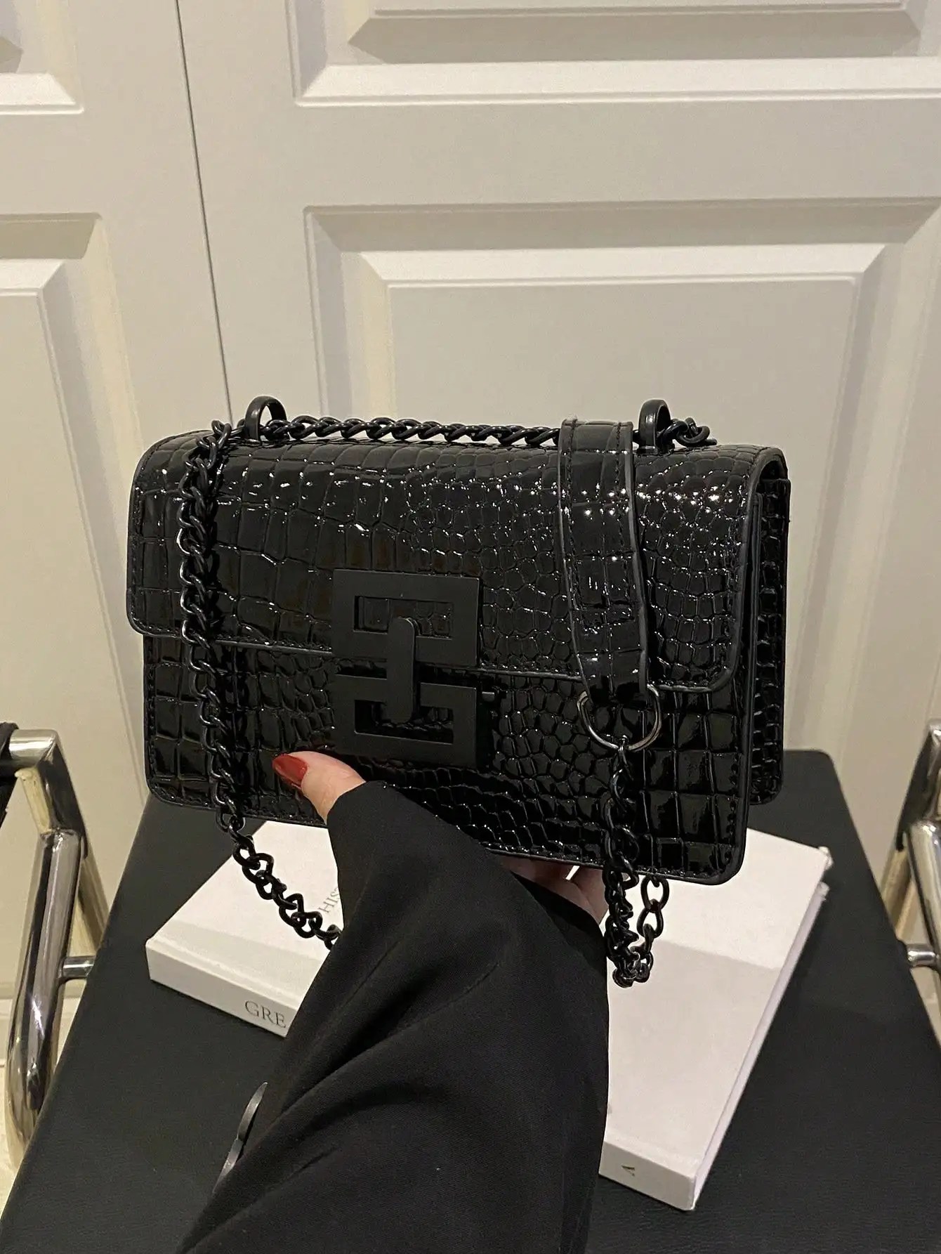 A Mini Fashion Women's Retro Shoulder Bag, Metal Chain Lightweight Crossbody Bag PU, Casual Lock Square Bag, Alligator Bag, Young Girl Shopping Bag, Suitable For Women's Daily Commute
A Mini Fashion Women's Retro Shoulder Bag, Metal Chain Lightweight Crossbody Bag PU, Casual Lock Square Bag, Alligator Bag, Young Girl Shopping Bag, Suitable For Women's Daily Commute