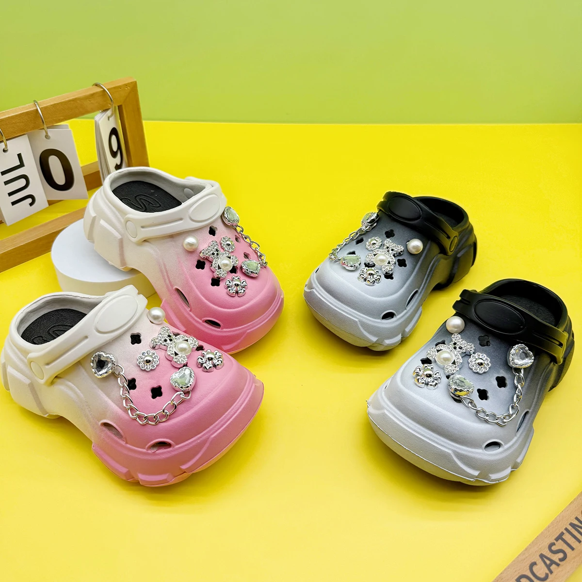 Cute and Versatile Parent-Child Slippers for Boys and Girls, New Cartoon Silver Bear Clogs with Soft Non-Slip Soles and Closed-Toe Design, Model 606
Cute and Versatile Parent-Child Slippers for Boys and Girls, New Cartoon Silver Bear Clogs with Soft Non-Slip Soles and Closed-Toe Design, Model 606