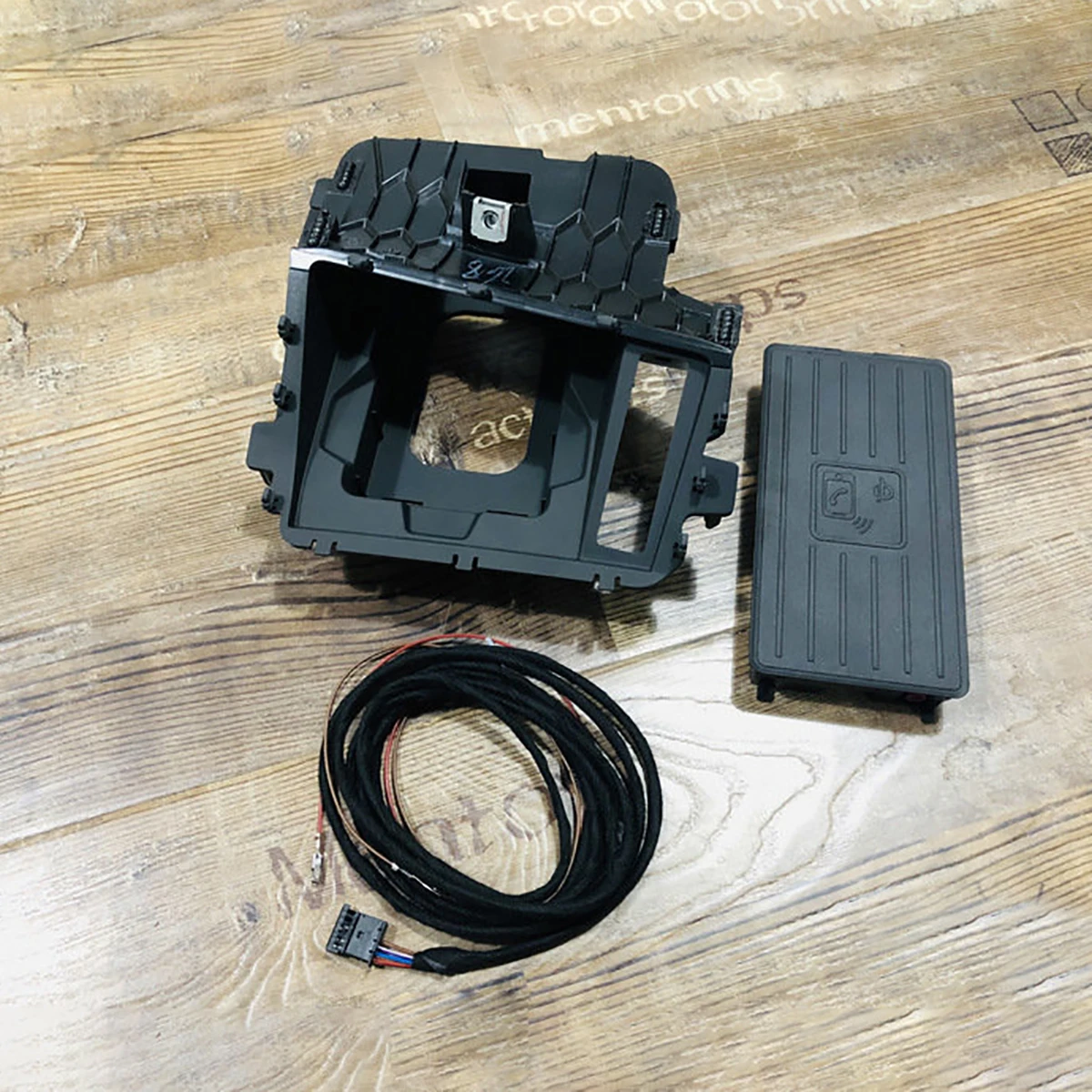 Комплект обновления беспроводной зарядки для AUDI Q3 83A LHD зарядка 4N0 035 502 B
Комплект обновления беспроводной зарядки для AUDI Q3 83A LHD зарядка 4N0 035 502 B