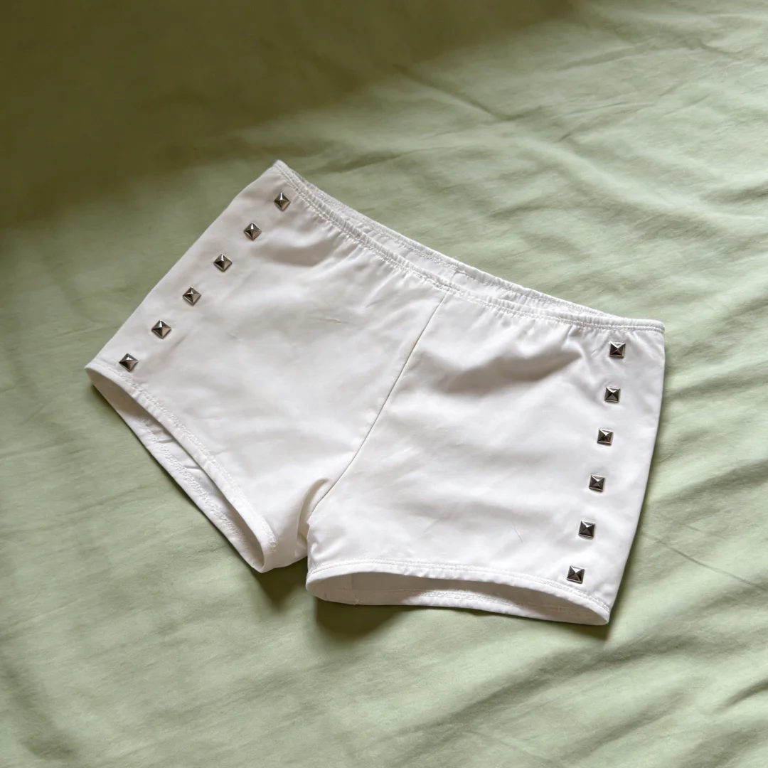 Women's Edgy Beach Bottoms White Embellished Metal Rivet Detail Elastic Waist High Waist Swim Shorts 2026
Women's Edgy Beach Bottoms White Embellished Metal Rivet Detail Elastic Waist High Waist Swim Shorts 2026