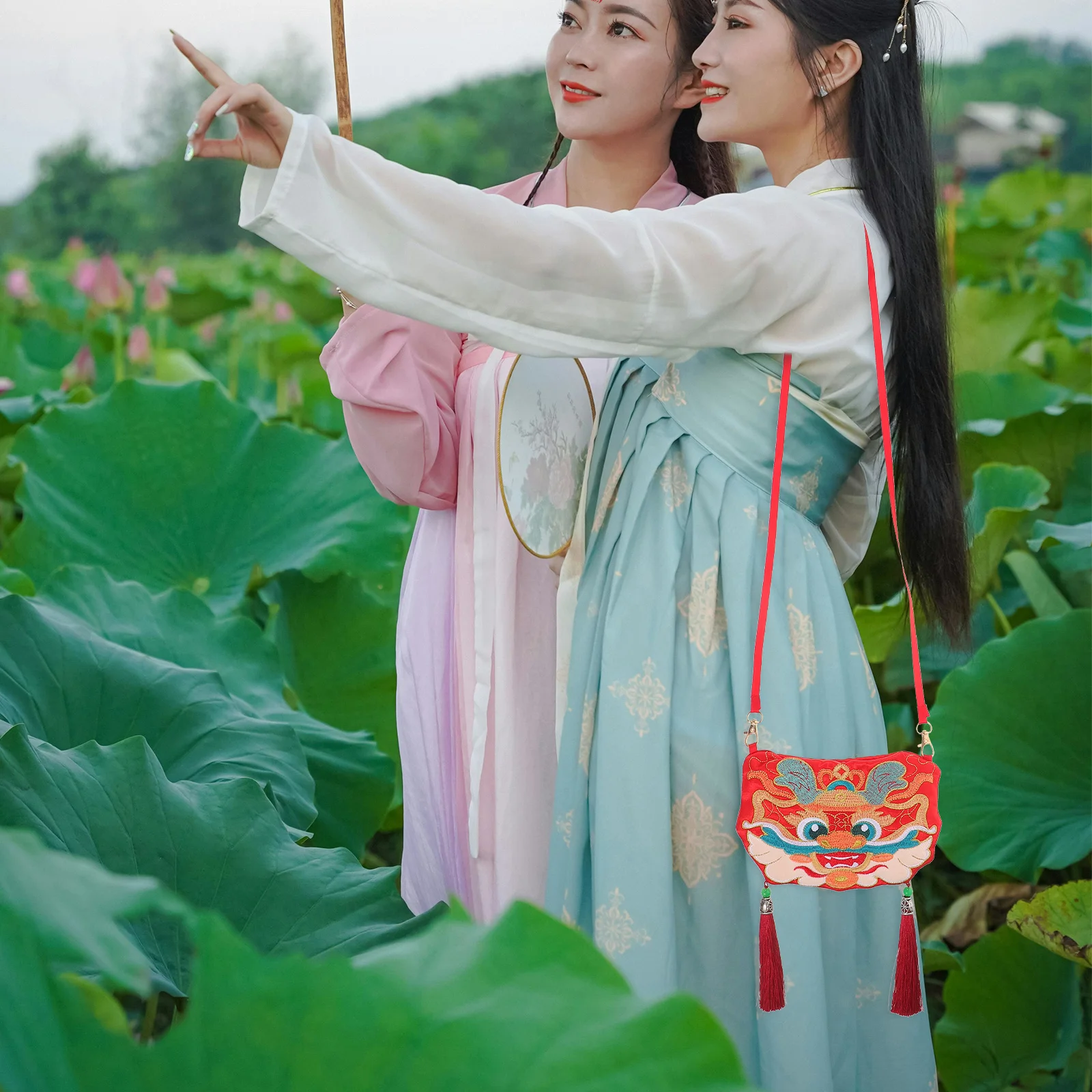 Exquisite Dragon Pattern Embroidered Crossbody Bag Traditional Chinese Style Festive Purse for Women Teens Embroidered Purse
Exquisite Dragon Pattern Embroidered Crossbody Bag Traditional Chinese Style Festive Purse for Women Teens Embroidered Purse