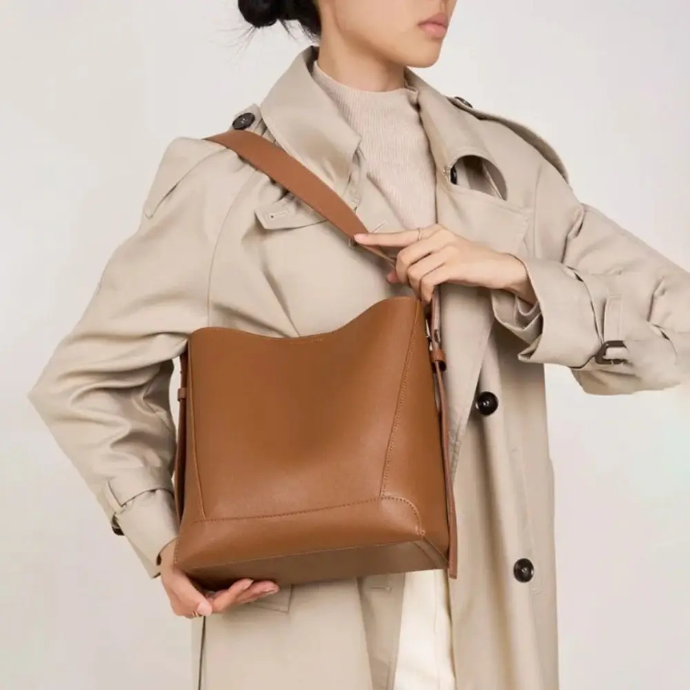 Split Leather Designer Shoulder Bag Underarm Design Casual Style Bucket Basket Bag New Fashion Cowhide Material Crossbody Bag
Split Leather Designer Shoulder Bag Underarm Design Casual Style Bucket Basket Bag New Fashion Cowhide Material Crossbody Bag