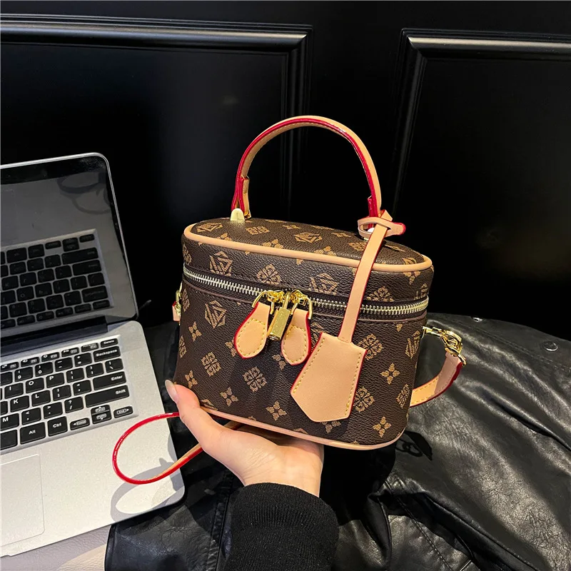 Женская сумка через плечо с принтом 2025, винтажный квадратный кошелек, маленькая сумка через плечо в стиле ретро, дизайнерский стиль и шик
Женская сумка через плечо с принтом 2025, винтажный квадратный кошелек, маленькая сумка через плечо в стиле ретро, дизайнерский стиль и шик