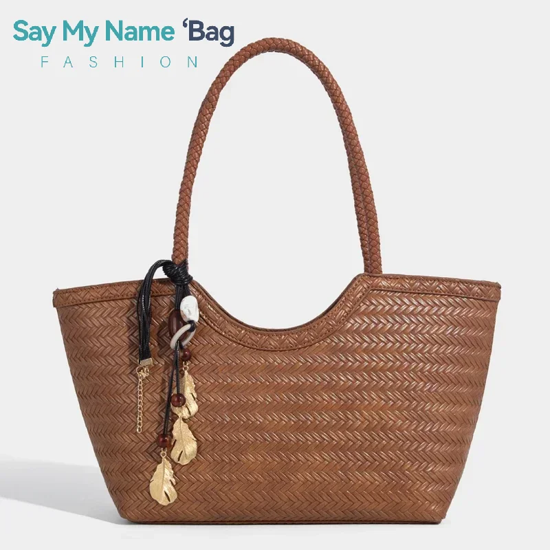  French Retro Woven Bag New High-end Style Tote Bag Fashionable Versatile Tote Bag Women's Large Capacity Commuter Tote Bag
French Retro Woven Bag New High-end Style Tote Bag Fashionable Versatile Tote Bag Women's Large Capacity Commuter Tote Bag