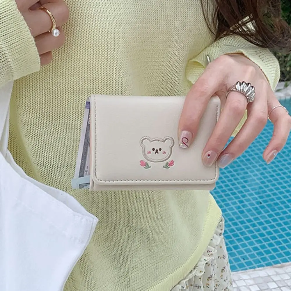 Сумка Kawaii, милые тройные кошельки, портативный короткий кошелек из искусственной кожи с медведем, сумка для денег ярких цветов, кошелек для монет, студенческий
Сумка Kawaii, милые тройные кошельки, портативный короткий кошелек из искусственной кожи с медведем, сумка для денег ярких цветов, кошелек для монет, студенческий