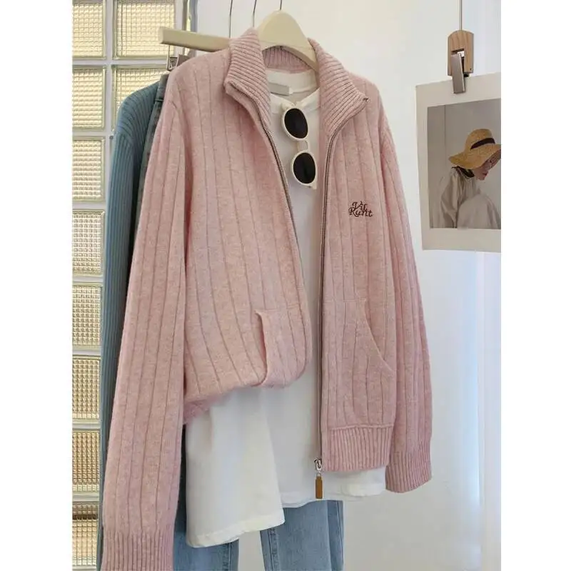 Женская одежда, осень-зима, розовый вязаный кардиган с вышивкой и воротником-стойкой на молнии, корейский повседневный свободный свитер с длинными рукавами, пальто
Женская одежда, осень-зима, розовый вязаный кардиган с вышивкой и воротником-стойкой на молнии, корейский повседневный свободный свитер с длинными рукавами, пальто
