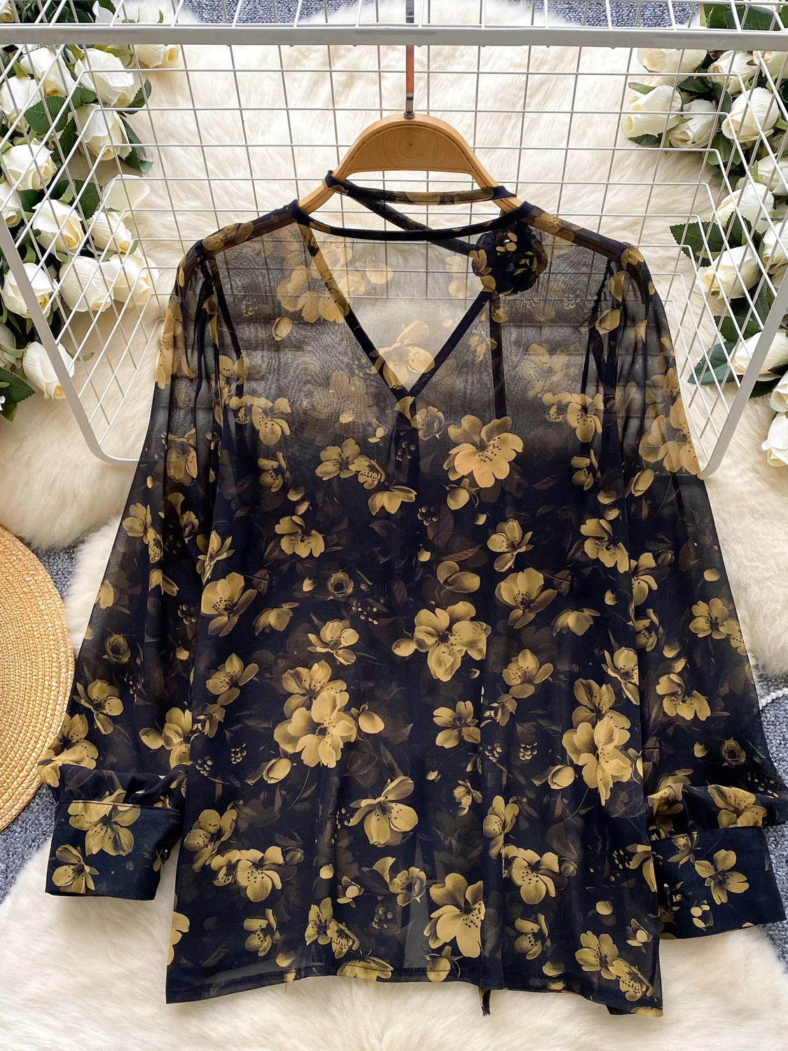 Retro Floral Long Sve Women's irt Thin Me V-Ne Design Ele Mysterious Korean Sle Loose Fit Commute Faion
Retro Floral Long Sve Women's irt Thin Me V-Ne Design Ele Mysterious Korean Sle Loose Fit Commute Faion