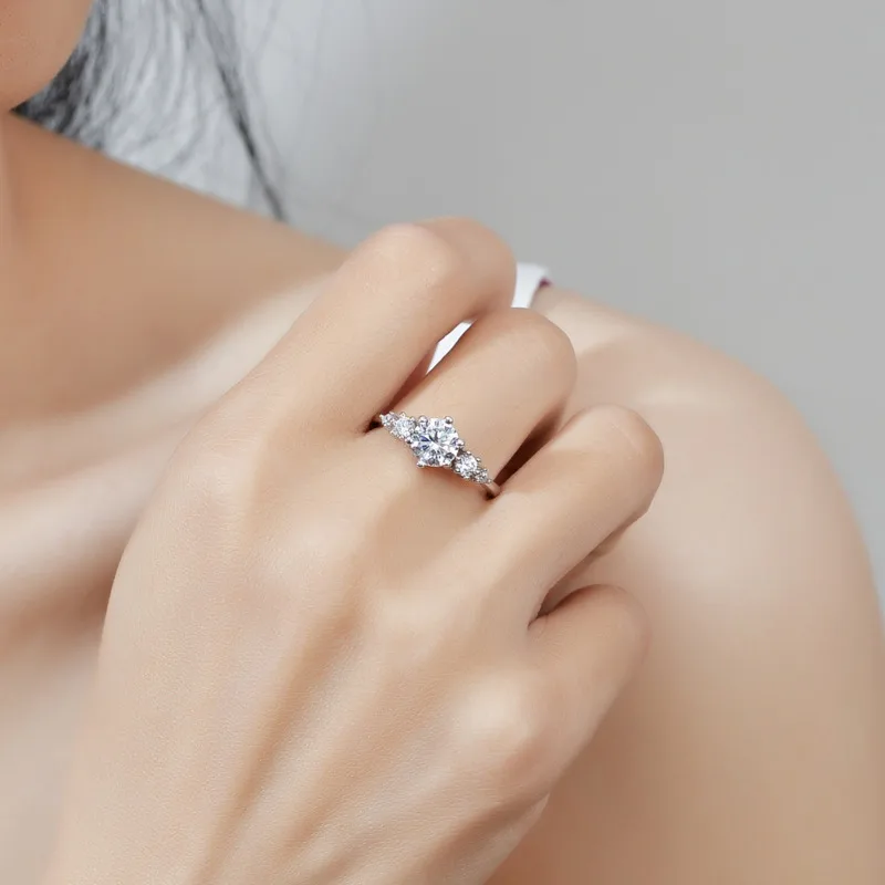 Trendy New S925 Sterling Silver Six-BR Prong Moissanite Ring, Classic Women's Band, Light Luxury Everyday Fashion Jewelry
Trendy New S925 Sterling Silver Six-BR Prong Moissanite Ring, Classic Women's Band, Light Luxury Everyday Fashion Jewelry