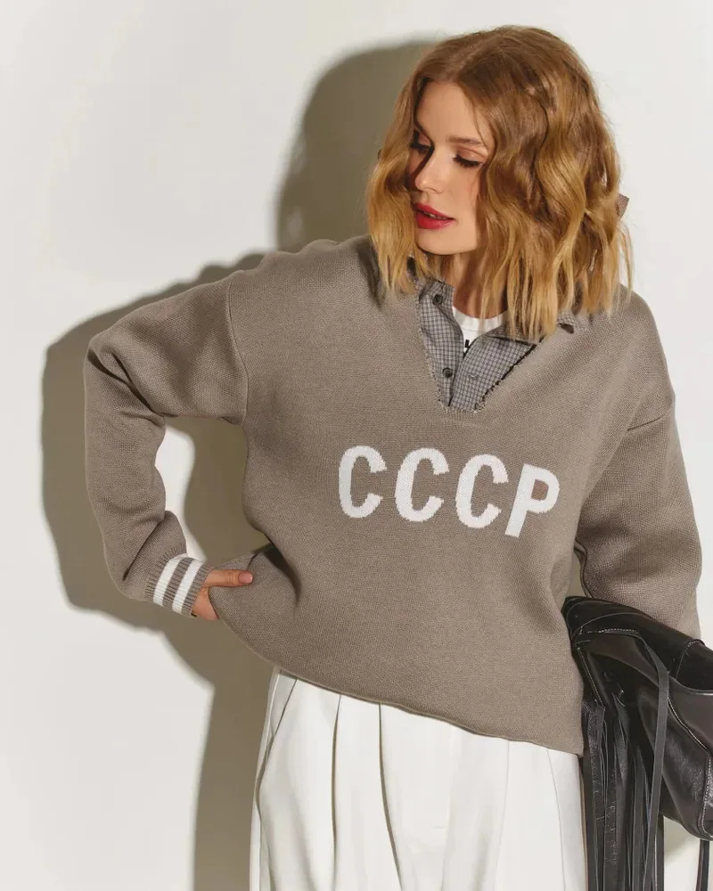 Парные вязаные свитера с V-образным вырезом для женщин, с контрастными буквами, длинными рукавами, свободного кроя, повседневные, в уличном стиле, весна-осень, вязаные топы
Парные вязаные свитера с V-образным вырезом для женщин, с контрастными буквами, длинными рукавами, свободного кроя, повседневные, в уличном стиле, весна-осень, вязаные топы