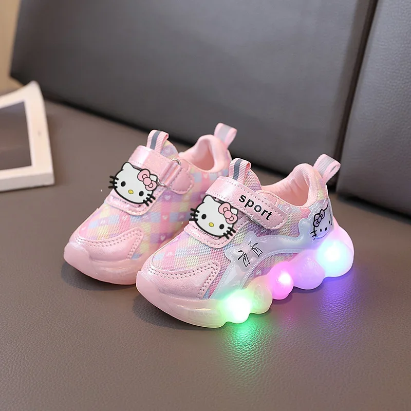 Sanrio hello kitty, обувь со светодиодной подсветкой для маленьких девочек, кроссовки для девочек, мягкая подошва, весенне-осенняя новая повседневная обувь с мультяшной сеткой
Sanrio hello kitty, обувь со светодиодной подсветкой для маленьких девочек, кроссовки для девочек, мягкая подошва, весенне-осенняя новая повседневная обувь с мультяшной сеткой