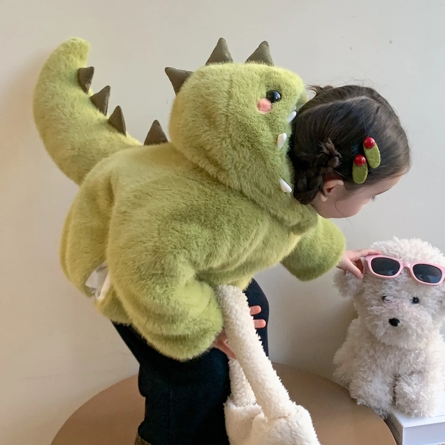 Зимнее детское меховое пальто с капюшоном в виде динозавра для маленьких девочек, верхняя одежда из искусственного меха, зеленая бархатная теплая детская парка для девочек
Зимнее детское меховое пальто с капюшоном в виде динозавра для маленьких девочек, верхняя одежда из искусственного меха, зеленая бархатная теплая детская парка для девочек