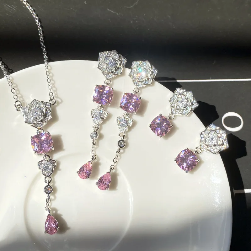 luxury brand Luxury Tassel Pink rhinestone Camellia Necklace Long Rose Flower necklace for Women Jewelry on the neck
luxury brand Luxury Tassel Pink rhinestone Camellia Necklace Long Rose Flower necklace for Women Jewelry on the neck