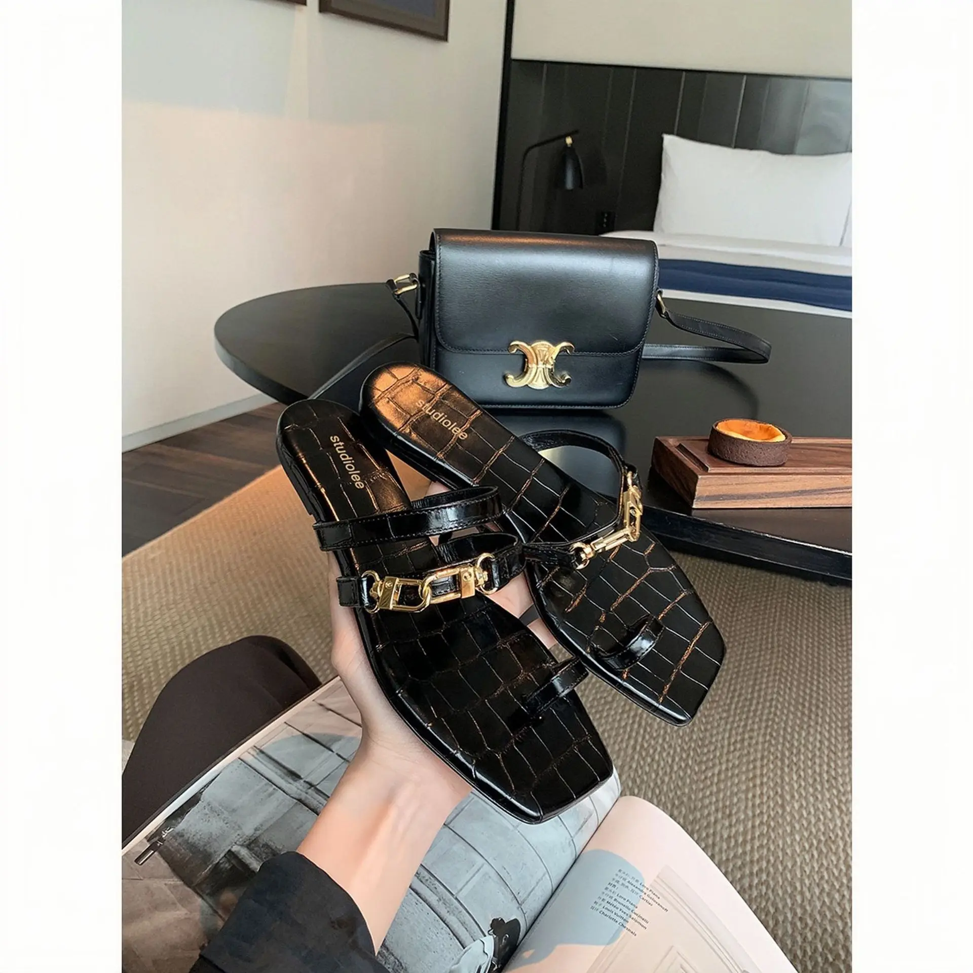 Sheepskin version square head gold buckle double line with crocodile pattern jacket toe flat bottom sandals for women in summer
Sheepskin version square head gold buckle double line with crocodile pattern jacket toe flat bottom sandals for women in summer