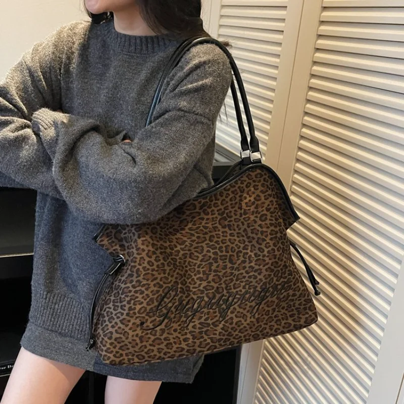 Women's Print Tote Bag Large Capacity with Side Drawstring for Daily Casual Office Streetwear Weekend Travel Errands & Daily Use
Women's Print Tote Bag Large Capacity with Side Drawstring for Daily Casual Office Streetwear Weekend Travel Errands & Daily Use