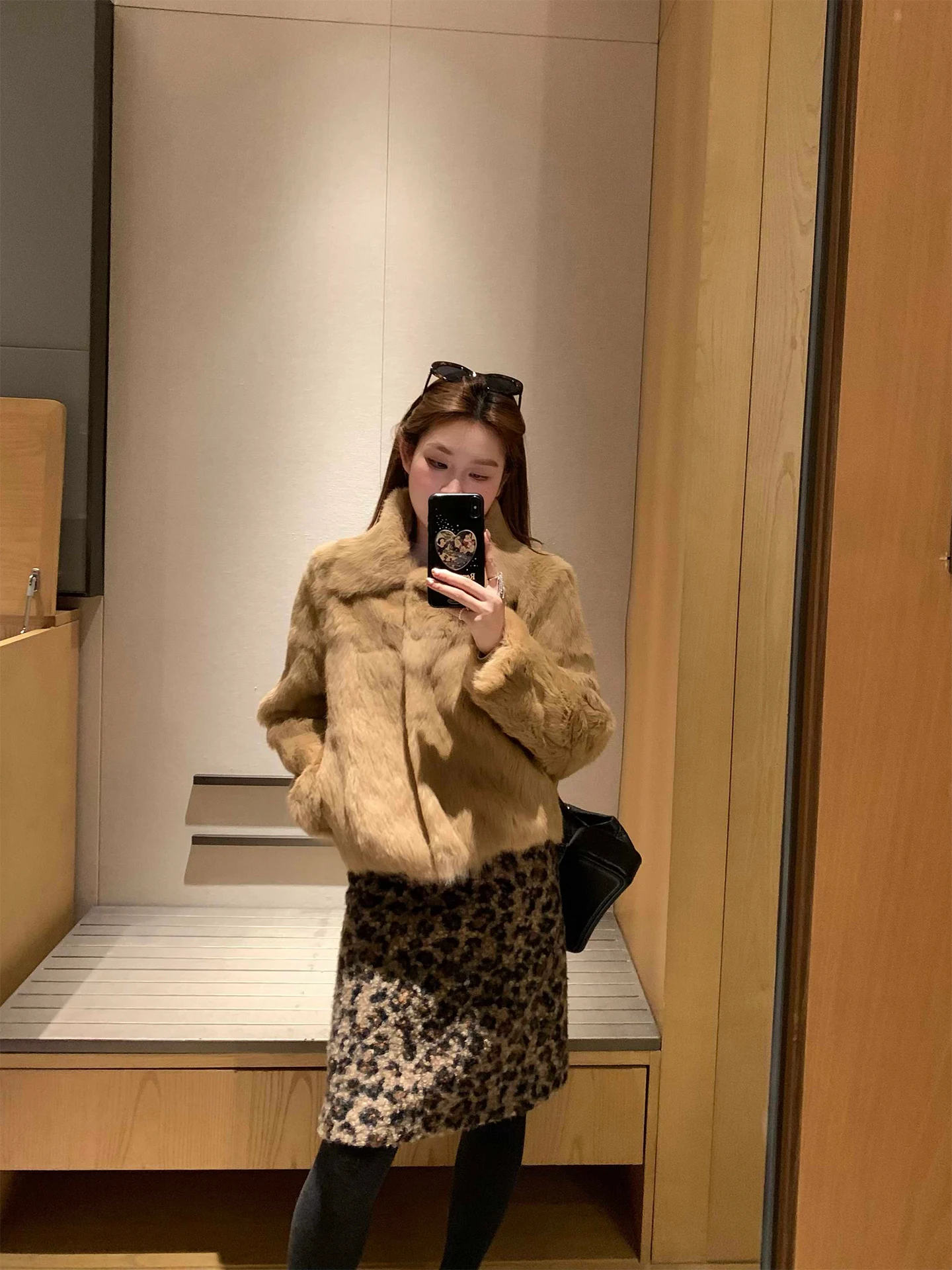 Elegant Rabbit Fur Coat Women's Stylish Ceremony Sensation High-End Winter Outerwear Luxury Fluffy Jacket Short Loose Fit
Elegant Rabbit Fur Coat Women's Stylish Ceremony Sensation High-End Winter Outerwear Luxury Fluffy Jacket Short Loose Fit