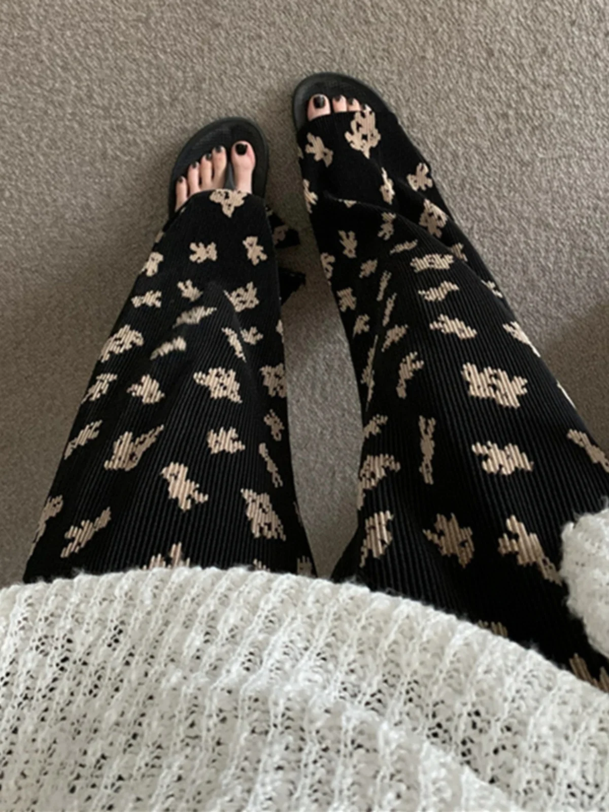 Широкие брюки из ледяного шелка для женщин, летние, тонкие, повседневные, свободные, прохладные, с защитой от солнца, пляжные, с цветочным принтом, для прогулок, с высокой талией...
Широкие брюки из ледяного шелка для женщин, летние, тонкие, повседневные, свободные, прохладные, с защитой от солнца, пляжные, с цветочным принтом, для прогулок, с высокой талией...