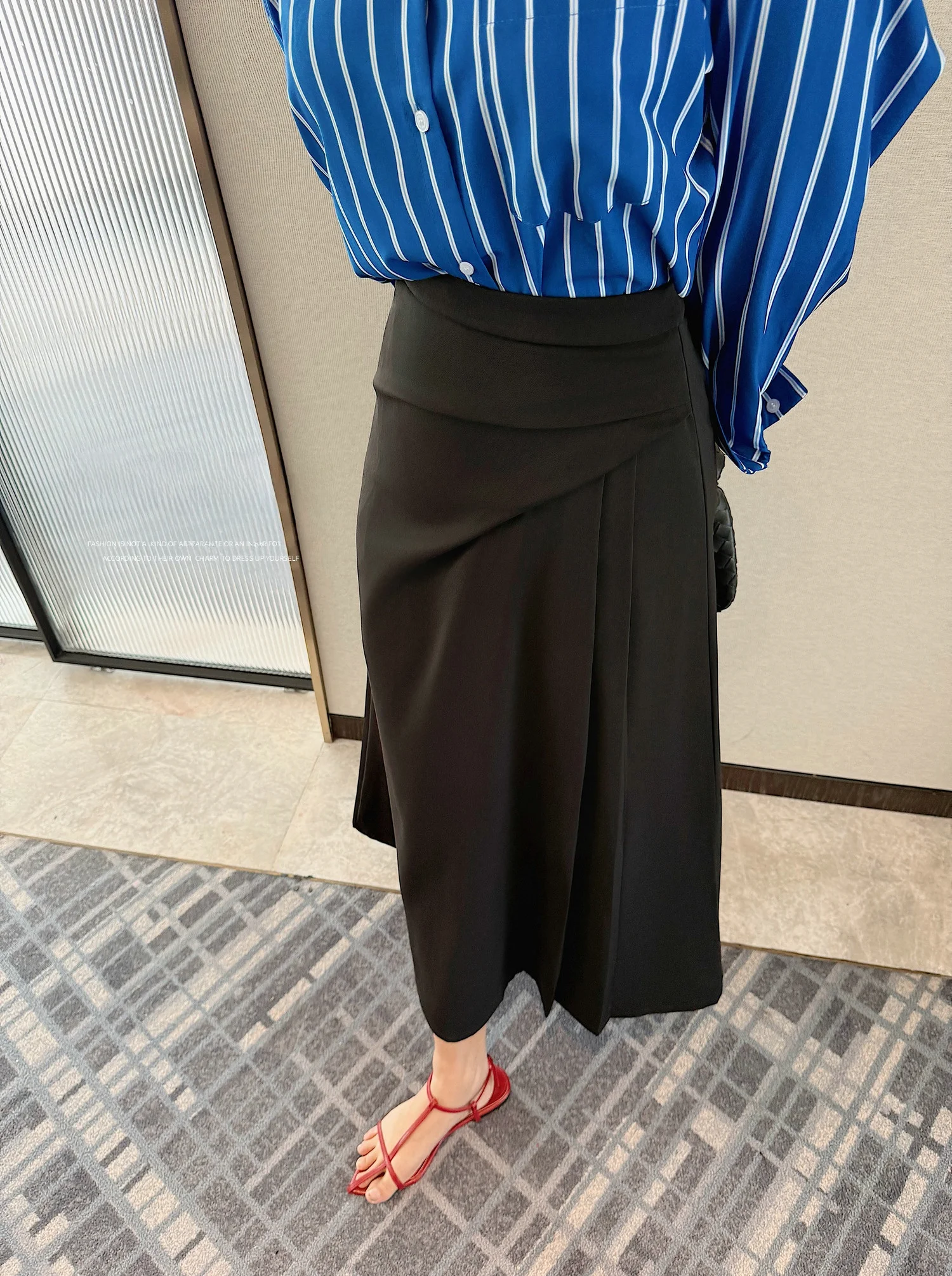 Elegant Asymmetrical Waist-Cinching Midi Skirt for Women High Waist Straight A-Line Slimming Draping Spring Fashion
Elegant Asymmetrical Waist-Cinching Midi Skirt for Women High Waist Straight A-Line Slimming Draping Spring Fashion