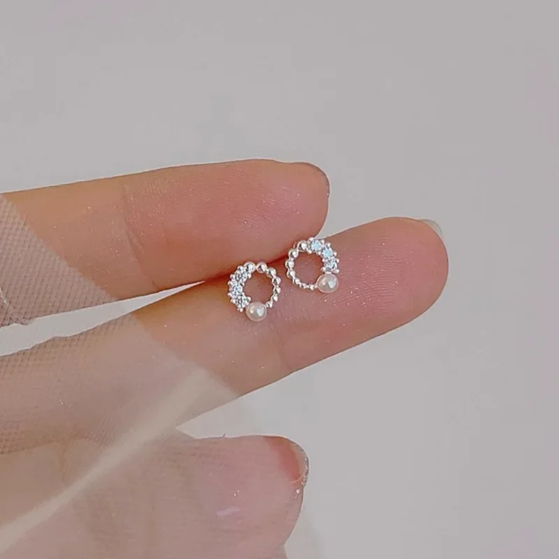 Серьги-гвоздики из стерлингового серебра 925 пробы с геометрическим шиком и круглым жемчугом и цирконием для женщин, ювелирные изделия, роскошные винтажные аксессуары
Серьги-гвоздики из стерлингового серебра 925 пробы с геометрическим шиком и круглым жемчугом и цирконием для женщин, ювелирные изделия, роскошные винтажные аксессуары