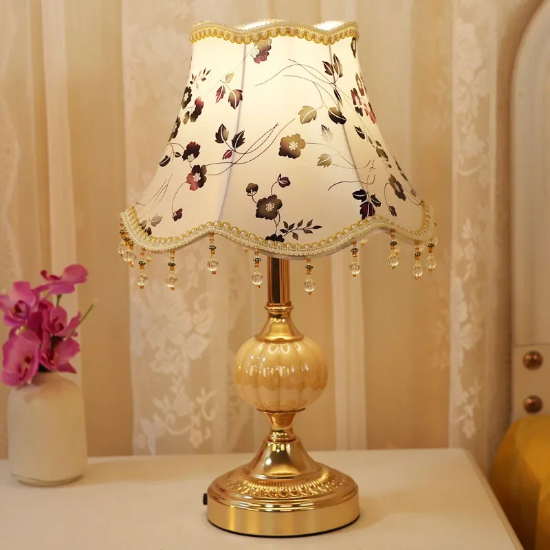 V5.11 bedroom desk lamp charging model, European retro touch American fabric new model
V5.11 bedroom desk lamp charging model, European retro touch American fabric new model