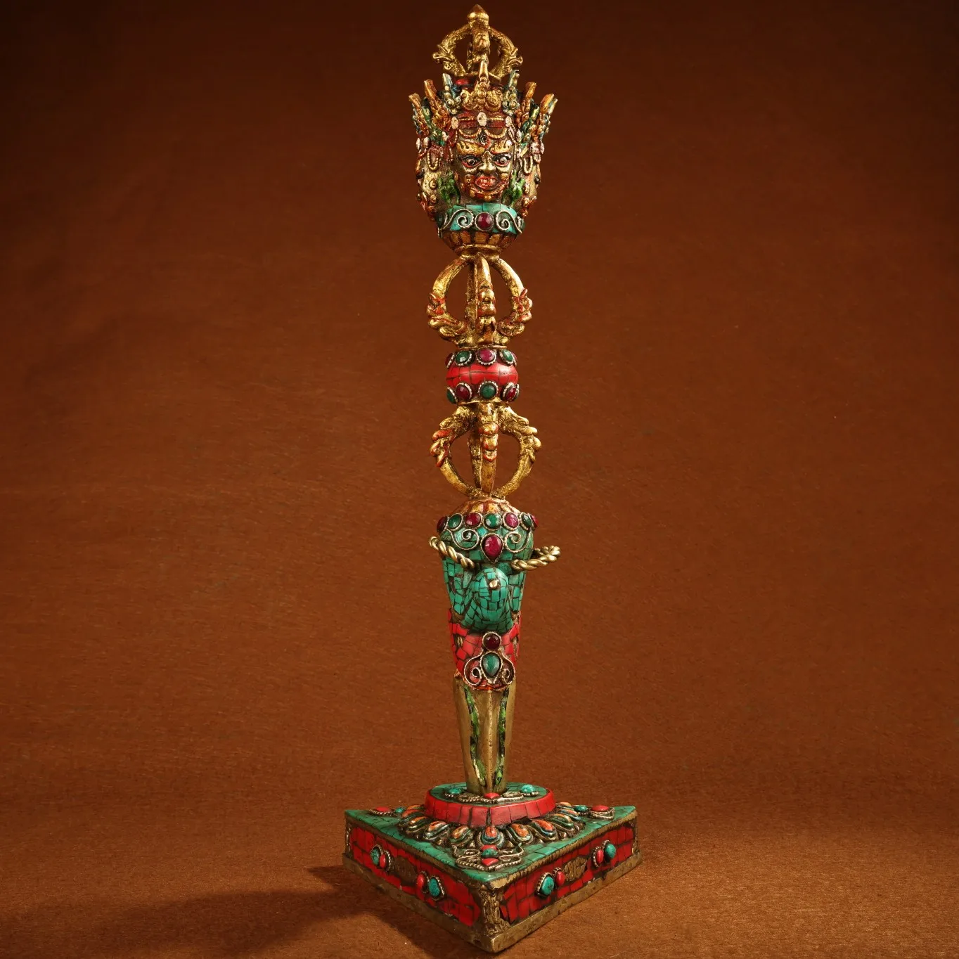 16"Tibetan Temple Collection Old Bronze Outline in gold Mosaic Gem Turquoise Skull Mahakala Buddha Head Vajra Phurpa Town House
16"Tibetan Temple Collection Old Bronze Outline in gold Mosaic Gem Turquoise Skull Mahakala Buddha Head Vajra Phurpa Town House