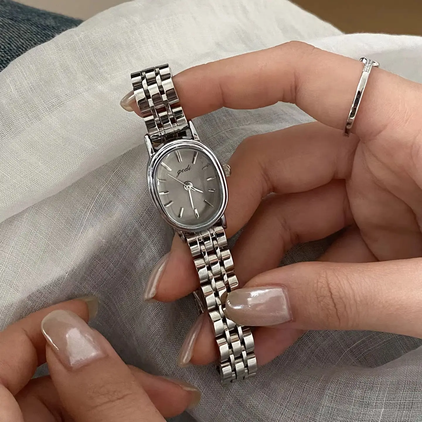 Fashionable Simple Watches for Women, Silver Gray Oval Dial for Workplace Commuting, Stainless Steel Quartz Women's Watch Gift
Fashionable Simple Watches for Women, Silver Gray Oval Dial for Workplace Commuting, Stainless Steel Quartz Women's Watch Gift