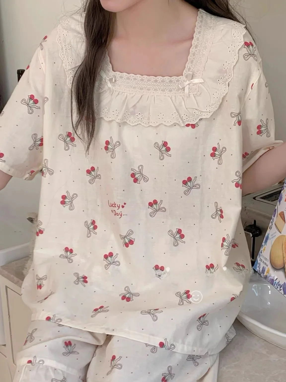 Summer New Cotton Double Layer Ruffle Cherry ort Sve orts Nightgown Set Home Clothes Soft Breathable Moisture ng
Summer New Cotton Double Layer Ruffle Cherry ort Sve orts Nightgown Set Home Clothes Soft Breathable Moisture ng