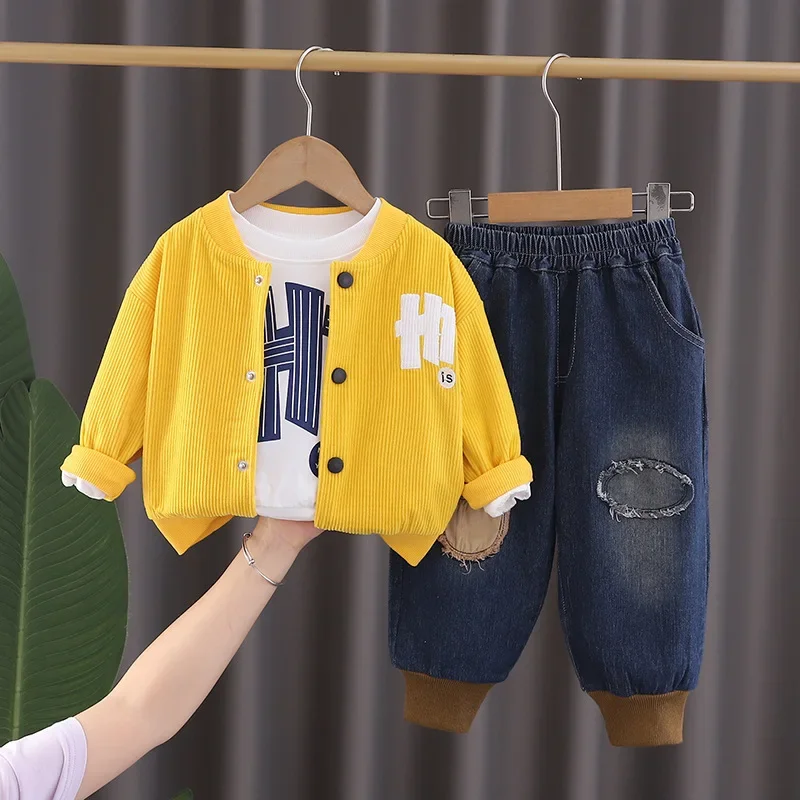Кардиган для мальчиков 0-4 лет, джинсовый комплект из трех предметов, корейская повседневная спортивная одежда, детский комплект с длинными рукавами и буквенным принтом
Кардиган для мальчиков 0-4 лет, джинсовый комплект из трех предметов, корейская повседневная спортивная одежда, детский комплект с длинными рукавами и буквенным принтом