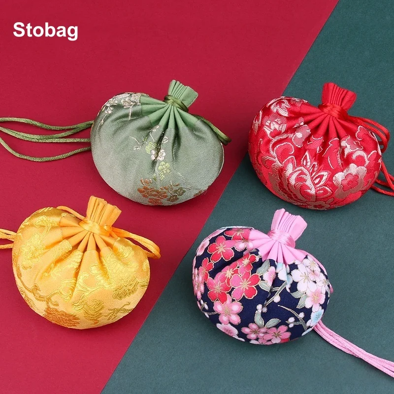 StoBag 50pcs Wholesale Chinese Silk Sachet Drawstring Bag Hanging Gift Jewelry Package Storage Pocket Reusable Pouch Decoration
StoBag 50pcs Wholesale Chinese Silk Sachet Drawstring Bag Hanging Gift Jewelry Package Storage Pocket Reusable Pouch Decoration