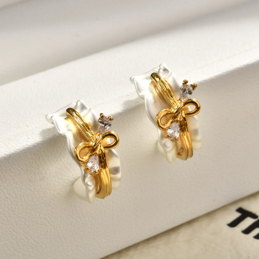 Golden bow C-shaped irregular earrings temperament high-end vacation office
Golden bow C-shaped irregular earrings temperament high-end vacation office