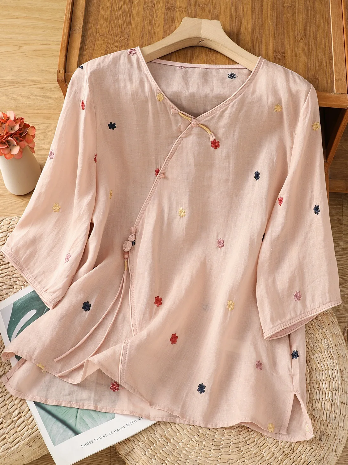 Elegant Chinese Style Embroidered Cotton Linen Shirt Women's Summer Chic Modified Side Button Tea Costume New V-neck Top
Elegant Chinese Style Embroidered Cotton Linen Shirt Women's Summer Chic Modified Side Button Tea Costume New V-neck Top