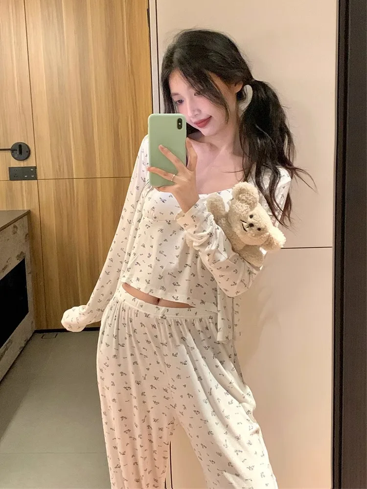 Floral Print Sleepwear Women's Three-Piece Set Spring Autumn New Style Strap Long Sleeve Long Pants with Chest Pad Home Cloth...
Floral Print Sleepwear Women's Three-Piece Set Spring Autumn New Style Strap Long Sleeve Long Pants with Chest Pad Home Cloth...