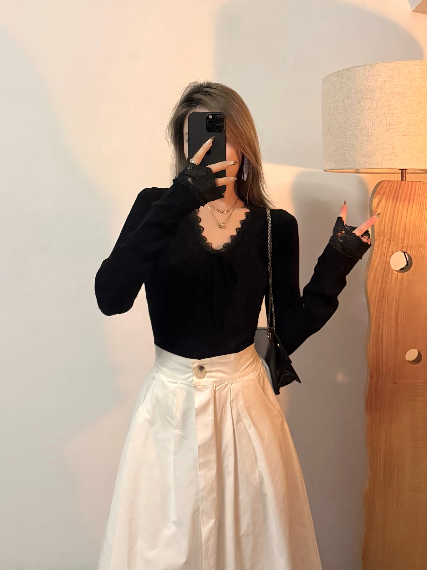 Женский трикотажный топ Ele Bla с V-образным вырезом и кружевной отделкой, облегающий, универсальный, базовый, для повседневной носки, с длинным рукавом, из смесового хлопка
Женский трикотажный топ Ele Bla с V-образным вырезом и кружевной отделкой, облегающий, универсальный, базовый, для повседневной носки, с длинным рукавом, из смесового хлопка