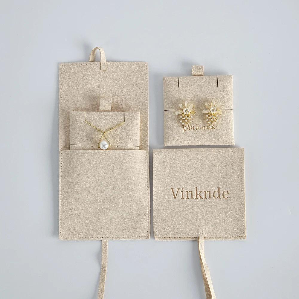DIY Cream Jewelry Packaging Gift Bag Envelope Suede Microfiber Jewelry Pouches Jewelry Earrings Card Pouch Set with Logo Custom
DIY Cream Jewelry Packaging Gift Bag Envelope Suede Microfiber Jewelry Pouches Jewelry Earrings Card Pouch Set with Logo Custom