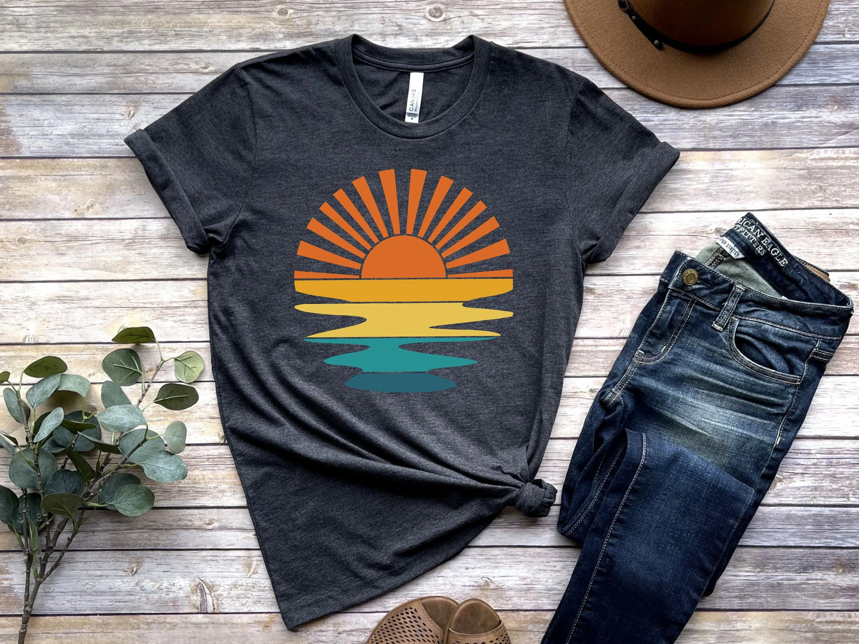 Волнистая футболка в стиле ретро с закатом и лучами Sunshine Beachy Vibes Summer Time
Волнистая футболка в стиле ретро с закатом и лучами Sunshine Beachy Vibes Summer Time