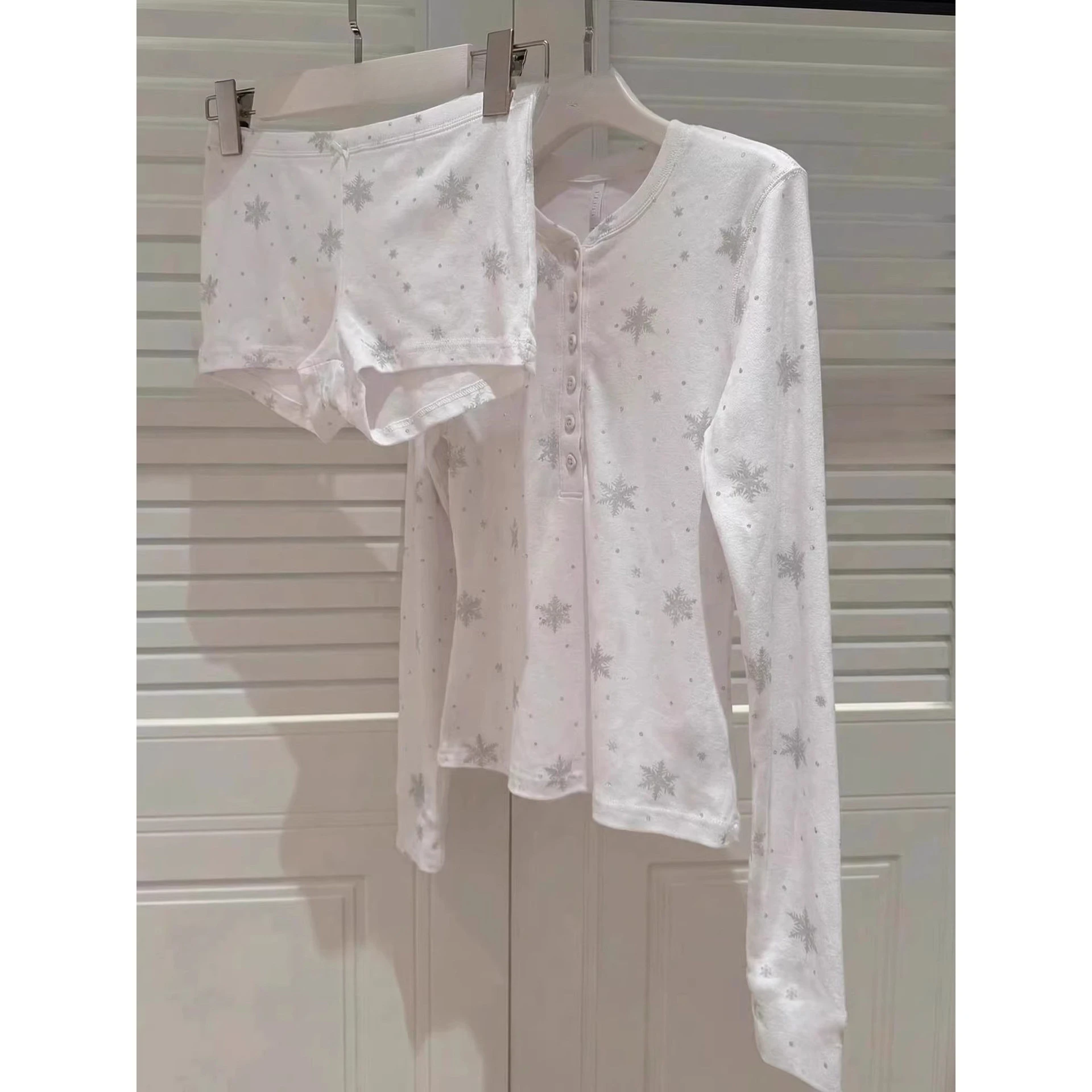 Snowflake Printing Design Pajamas Women's New Large Size Comfortable Long-sleeved Shorts Loungewear
Snowflake Printing Design Pajamas Women's New Large Size Comfortable Long-sleeved Shorts Loungewear