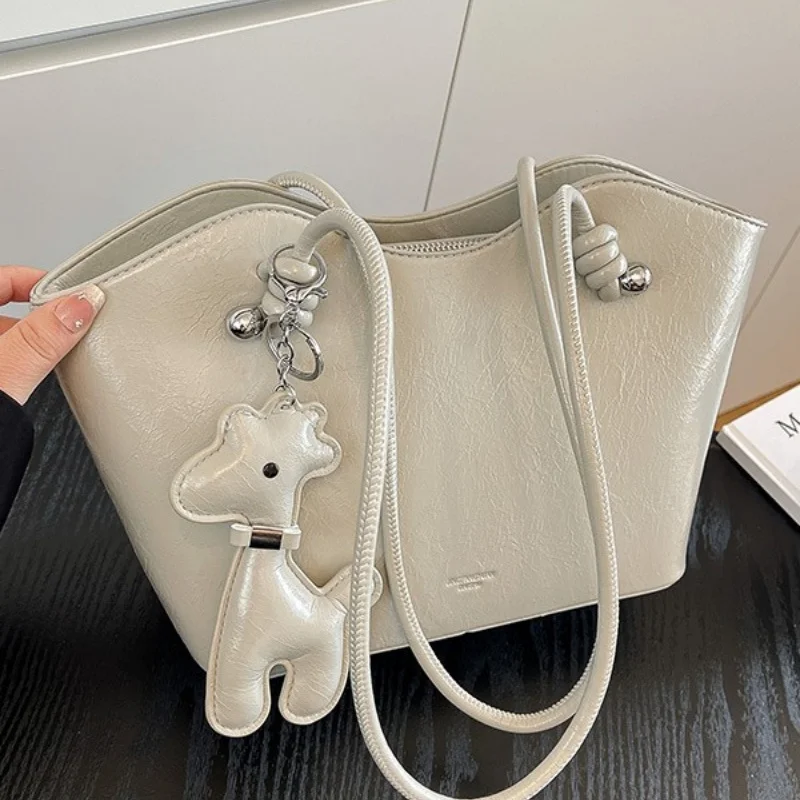 Daily Commute Small Tote Bag, Soft Crinkle Faux Leather Shoulder Bag with Detachable Giraffe Keychain
Daily Commute Small Tote Bag, Soft Crinkle Faux Leather Shoulder Bag with Detachable Giraffe Keychain