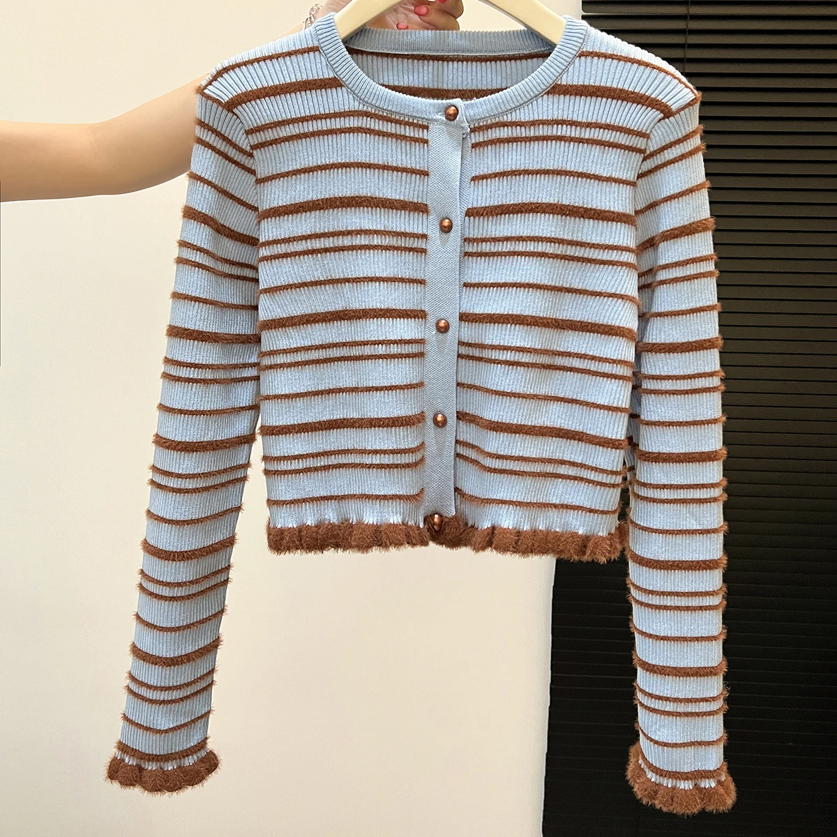 Короткий вязаный кардиган в полоску, весна-осень, новый французский свободный модный милый мягкий однобортный свитер с круглым вырезом
Короткий вязаный кардиган в полоску, весна-осень, новый французский свободный модный милый мягкий однобортный свитер с круглым вырезом