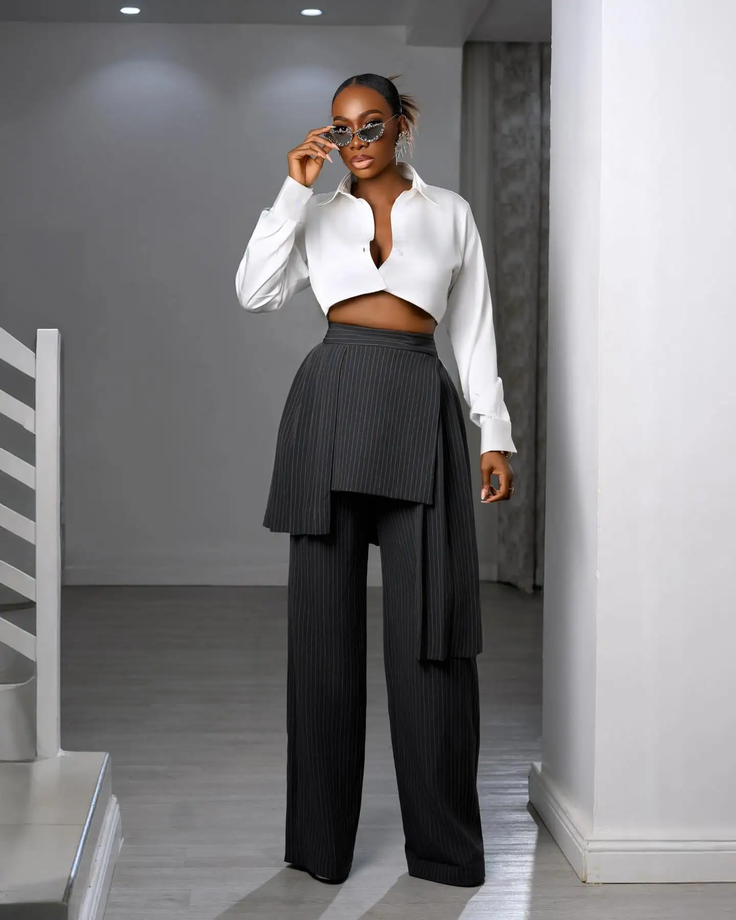 White Black Women Suit Set 2 Pcs Short Blazer+Pants Trousers Summer Formal Office Lady Jacket Customized Wedding Guest Coat
White Black Women Suit Set 2 Pcs Short Blazer+Pants Trousers Summer Formal Office Lady Jacket Customized Wedding Guest Coat