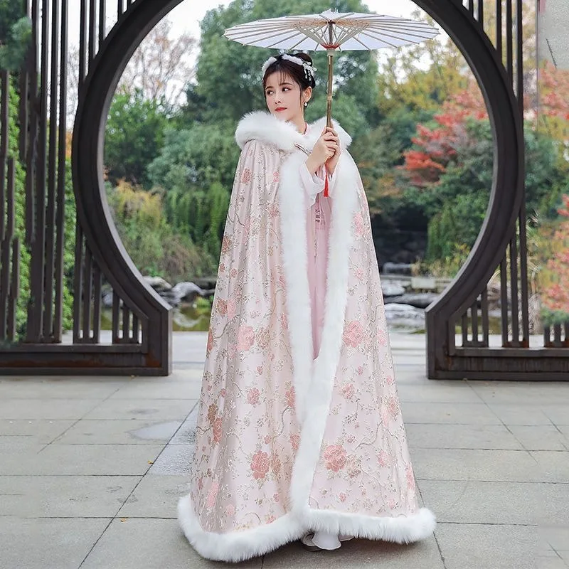 Накидка Hanfu, женская зимняя накидка с меховым воротником, удлиненная и утолщенная, теплая и холодостойкая меховая шаль, длинная накидка в древнем стиле, модное пальто
Накидка Hanfu, женская зимняя накидка с меховым воротником, удлиненная и утолщенная, теплая и холодостойкая меховая шаль, длинная накидка в древнем стиле, модное пальто