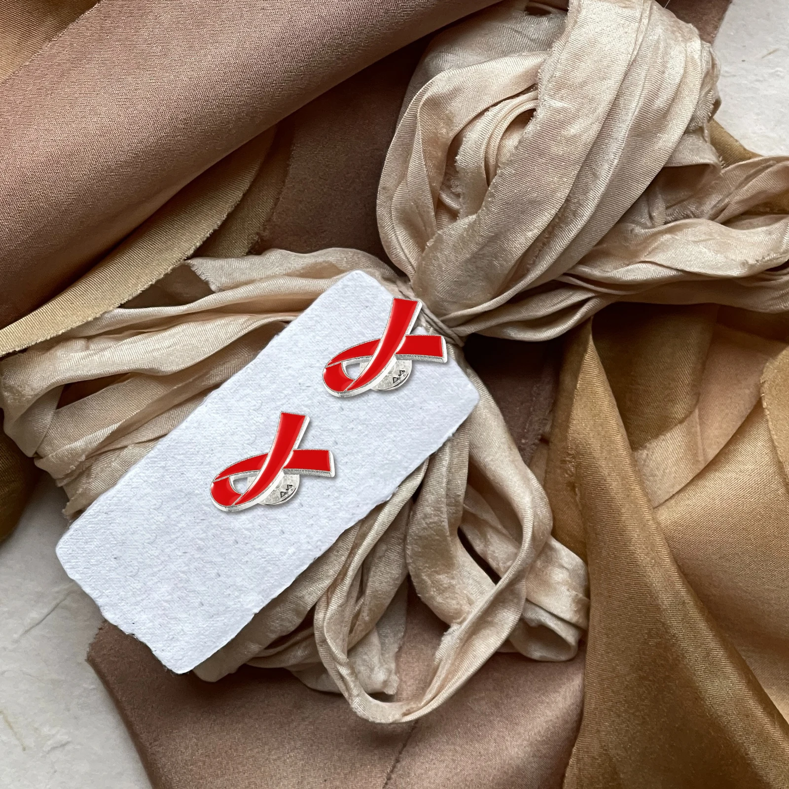 30pcs Red Breastpin Zinc Alloy Ribbon Brooch Pin Awareness Charity Badge Peace Sign Love Theme Metal Lapel Pins
30pcs Red Breastpin Zinc Alloy Ribbon Brooch Pin Awareness Charity Badge Peace Sign Love Theme Metal Lapel Pins