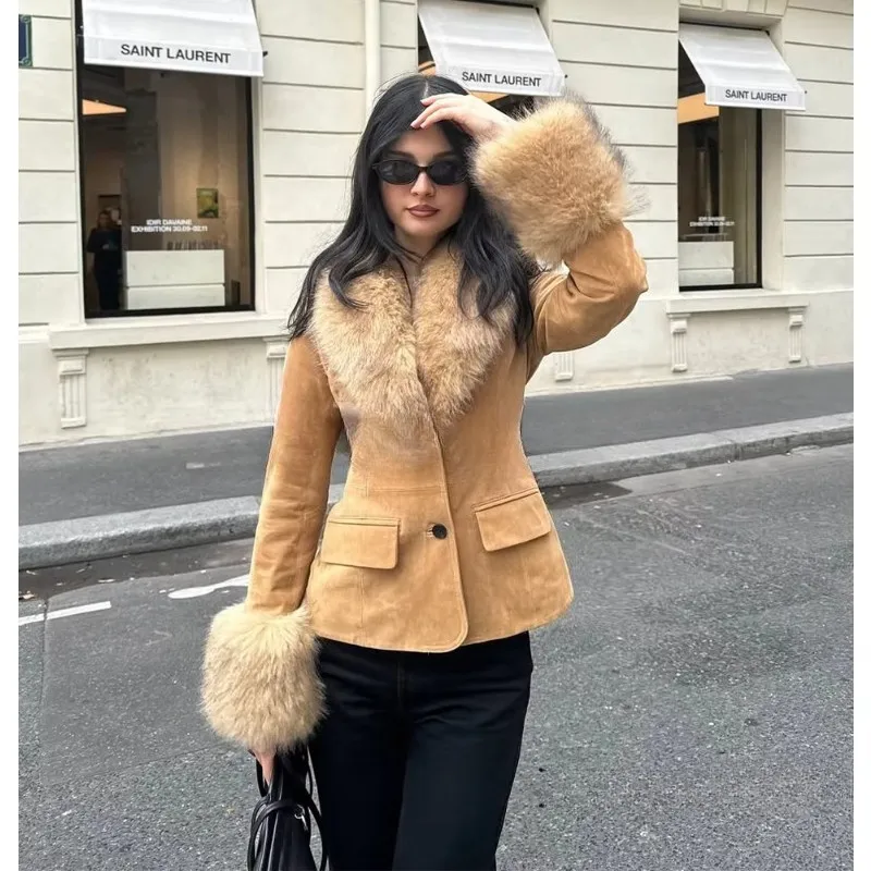 Single-Breasted Faux Suede Blazer with Fluffy Fur Collar and Cuffs Slim Fit Vintage Style Elegant Autumn Winter Coat
Single-Breasted Faux Suede Blazer with Fluffy Fur Collar and Cuffs Slim Fit Vintage Style Elegant Autumn Winter Coat
