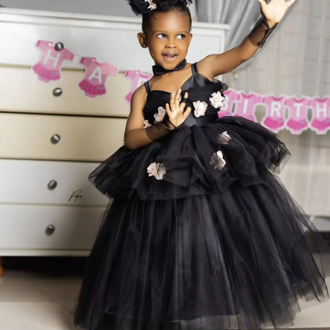 Black Flower Girl Dress for Wedding Tulle Floral Appliques Floor Length Baby Kids Birthday Party First Communion Party Gown
Black Flower Girl Dress for Wedding Tulle Floral Appliques Floor Length Baby Kids Birthday Party First Communion Party Gown